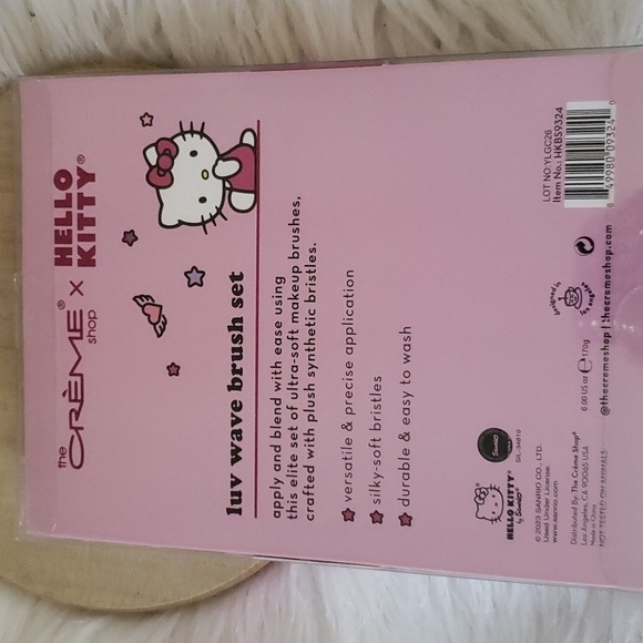 The Creme Shop Hello Kitty Luv Wave Brush Set - Picture 5 of 5